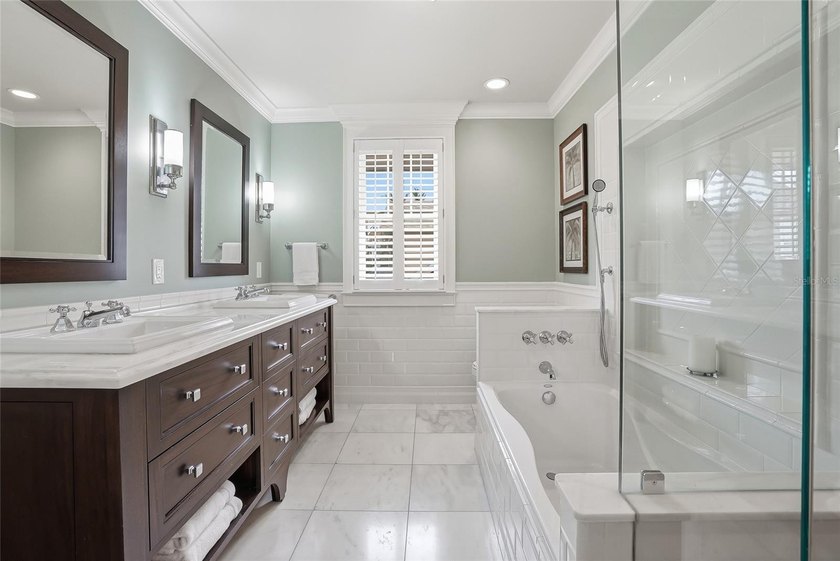 Wonderful cedar shake home and carriage house. 4 bedrooms and 4 - photo 48