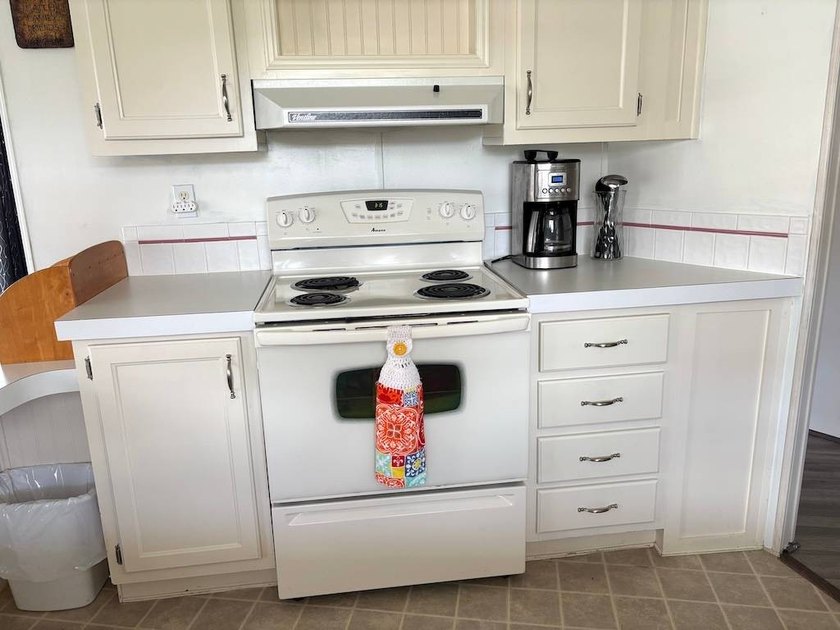 THIS IS ONE YOU DON'T WANT TO MISS!! BEAUTIFULLY UPDATED HOME - photo 13