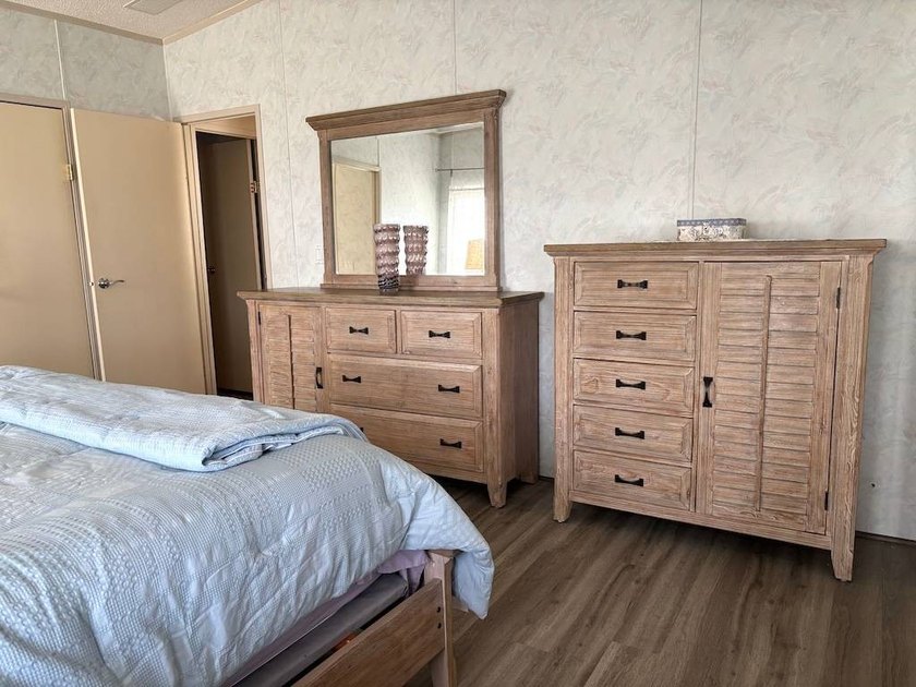 THIS IS ONE YOU DON'T WANT TO MISS!! BEAUTIFULLY UPDATED HOME - photo 31