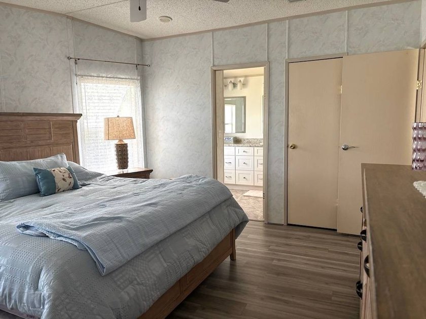 THIS IS ONE YOU DON'T WANT TO MISS!! BEAUTIFULLY UPDATED HOME - photo 33