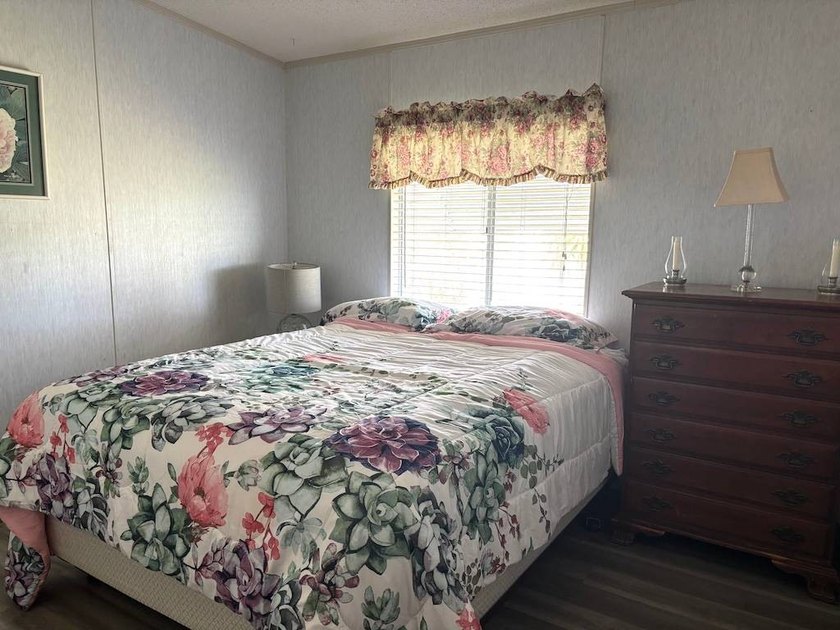 THIS IS ONE YOU DON'T WANT TO MISS!! BEAUTIFULLY UPDATED HOME - photo 38