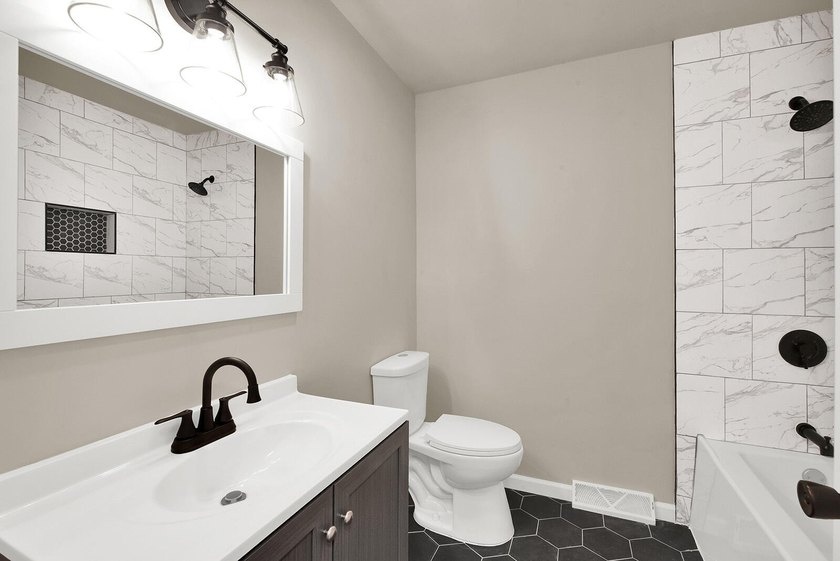 Come see this beautifully updated 3-bedroom, 2.5-bath home - photo 9