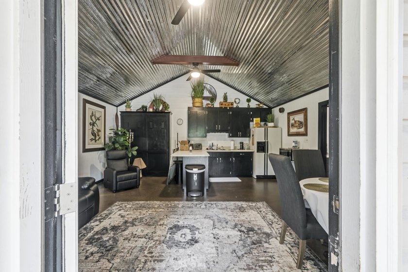 Charming remodeled lakefront cottage on beautiful Lake Sinclair! - photo 6