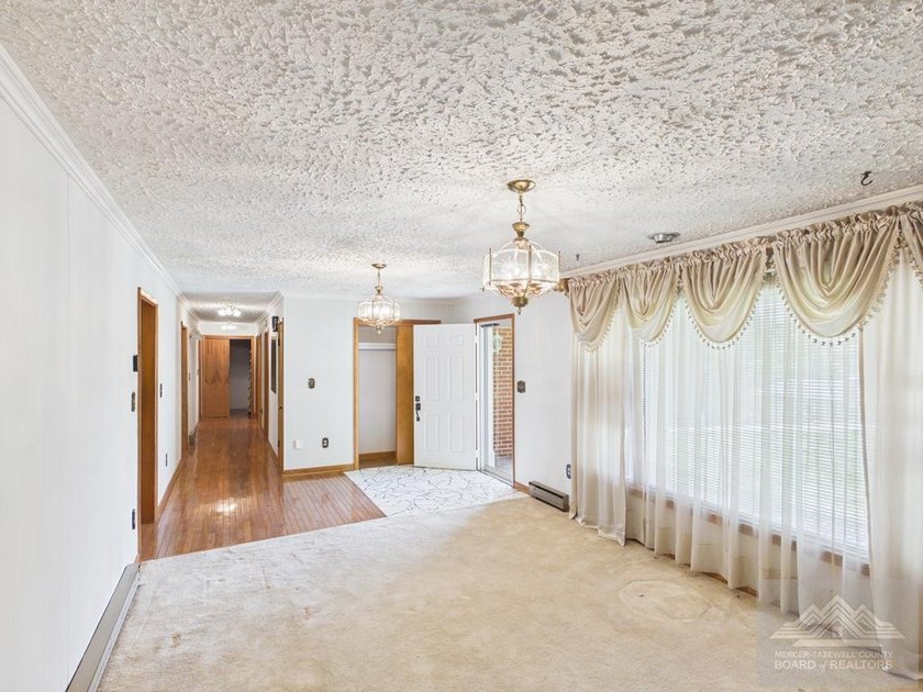 Welcome to this spacious and well maintained brick ranch home - photo 14