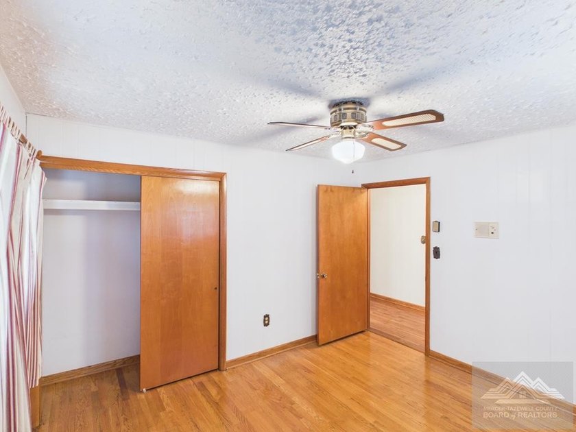 Welcome to this spacious and well maintained brick ranch home - photo 23