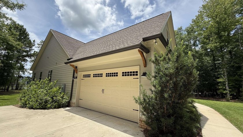 This classically designed home exudes charm and beauty - photo 4
