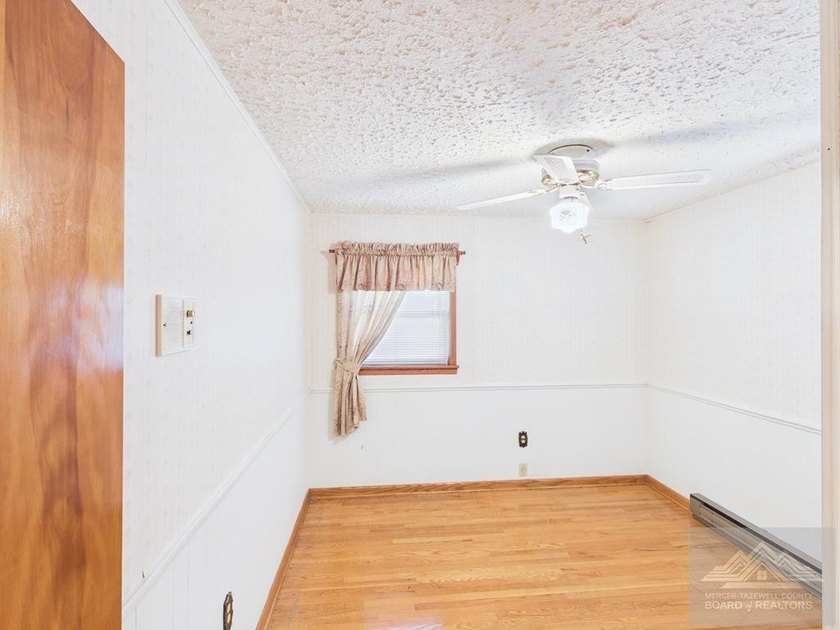 Welcome to this spacious and well maintained brick ranch home - photo 24