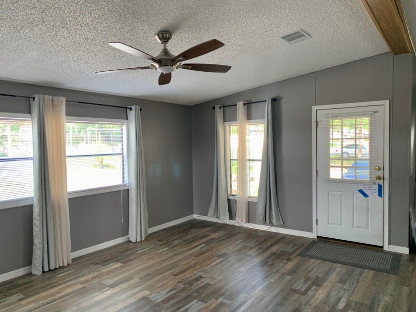 Charming 2 bedroom, 2 bath, 1989 double-wide mobile home is - photo 4