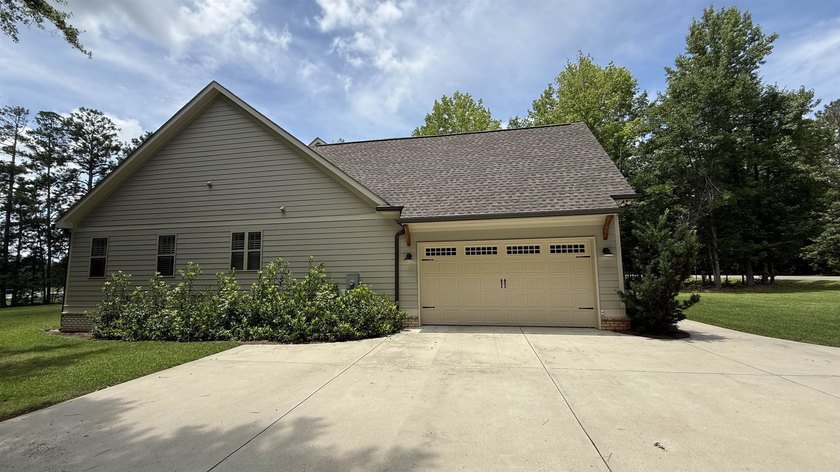 This classically designed home exudes charm and beauty - photo 5
