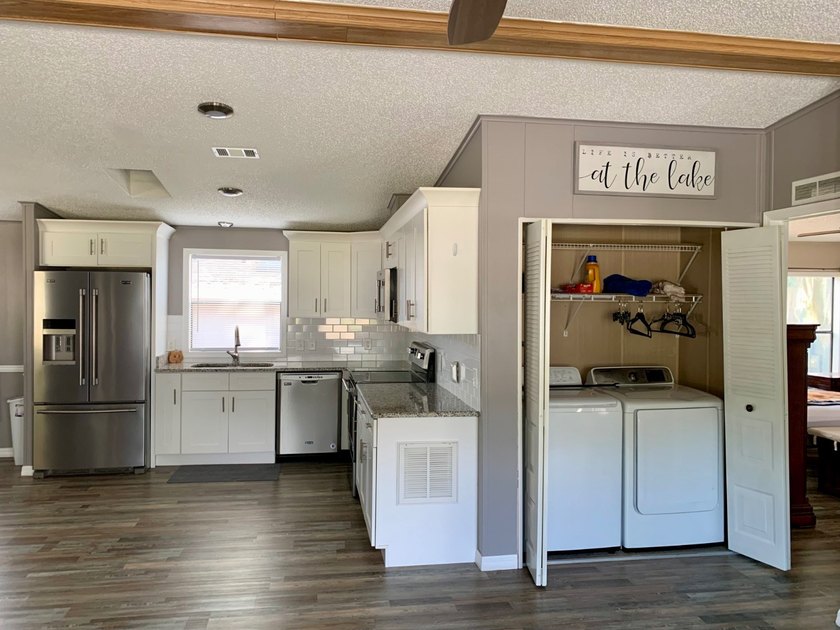Charming 2 bedroom, 2 bath, 1989 double-wide mobile home is - photo 7