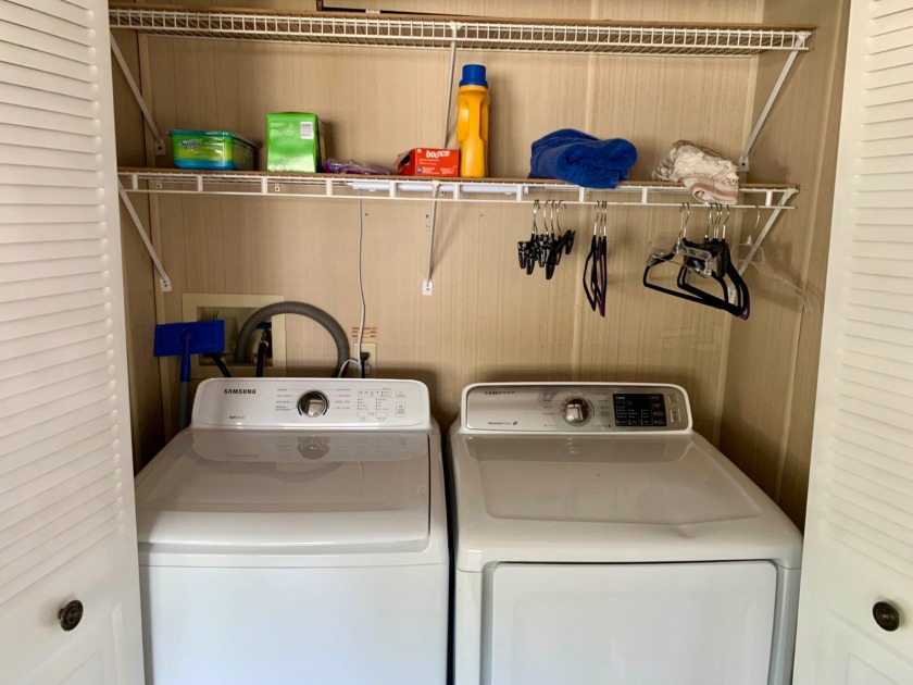 Charming 2 bedroom, 2 bath, 1989 double-wide mobile home is - photo 8
