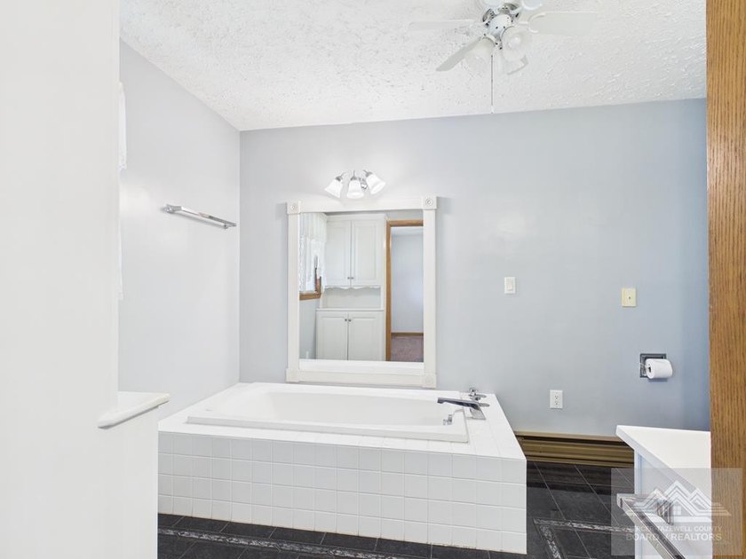 Welcome to this spacious and well maintained brick ranch home - photo 29