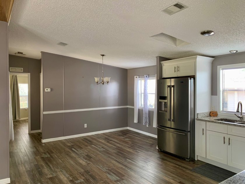 Charming 2 bedroom, 2 bath, 1989 double-wide mobile home is - photo 10