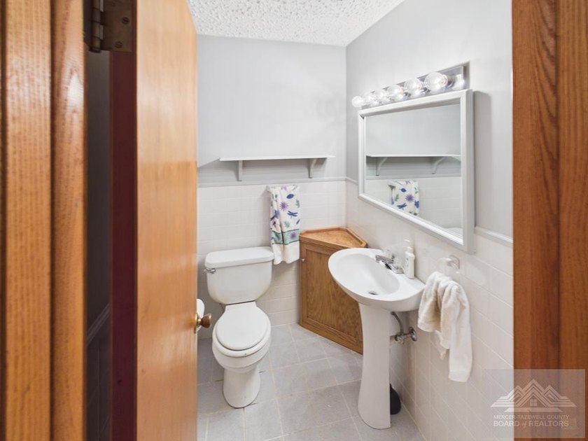 Welcome to this spacious and well maintained brick ranch home - photo 32