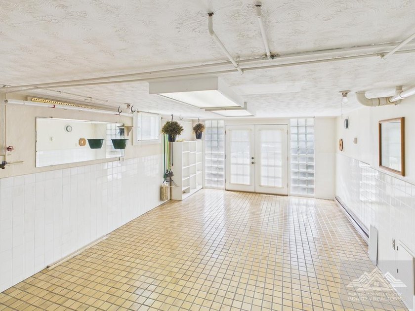 Welcome to this spacious and well maintained brick ranch home - photo 33