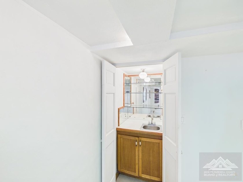 Welcome to this spacious and well maintained brick ranch home - photo 36
