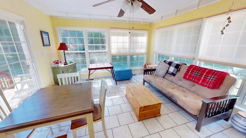 Welcome this well-maintained ranch-style home offering comfort - photo 4
