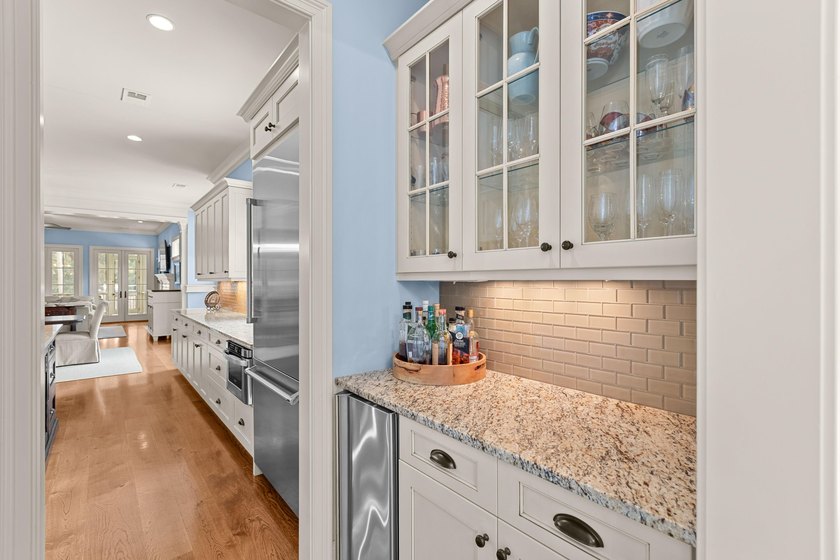 Exceptional materials and meticulous craftsmanship define this - photo 25