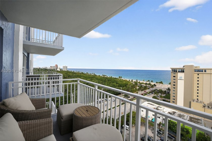 Mesmerizing views from this FULLY RENOVATED corner unit with - photo 11