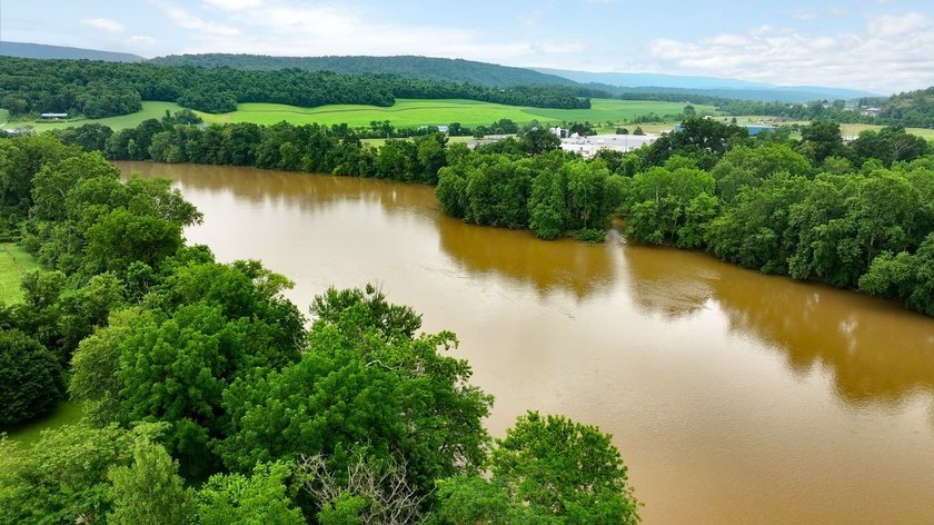 Properties offering extensive river frontage, a quality home, a - photo 11