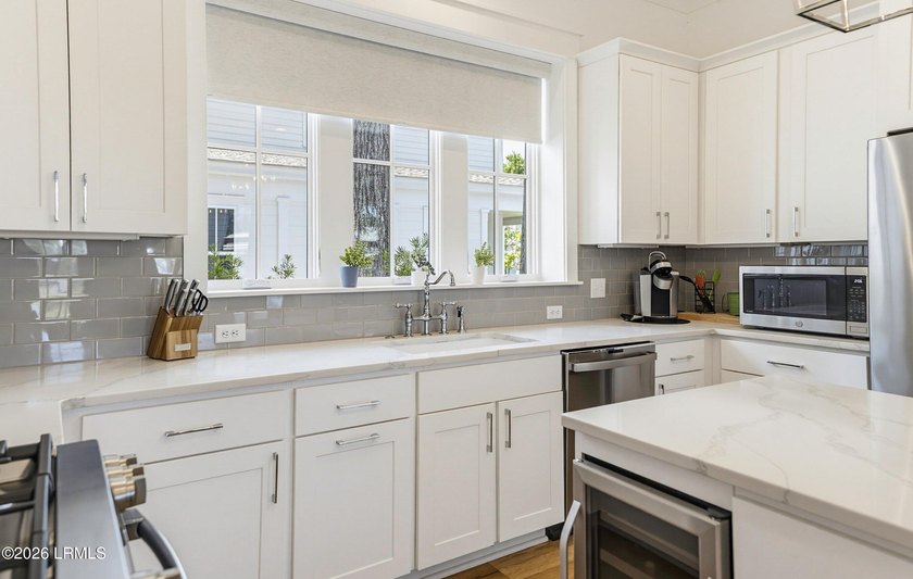 Built in 2021 by Artisan Custom Homes, this beautiful 3-bedroom - photo 17
