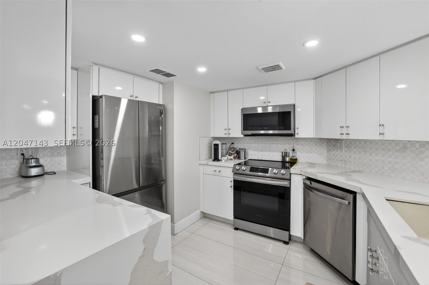 Mesmerizing views from this FULLY RENOVATED corner unit with - photo 18