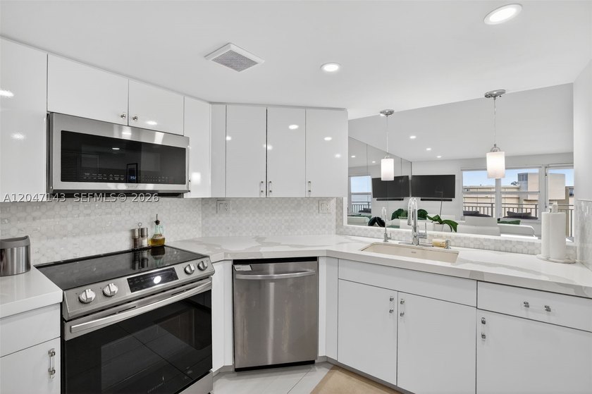 Mesmerizing views from this FULLY RENOVATED corner unit with - photo 20