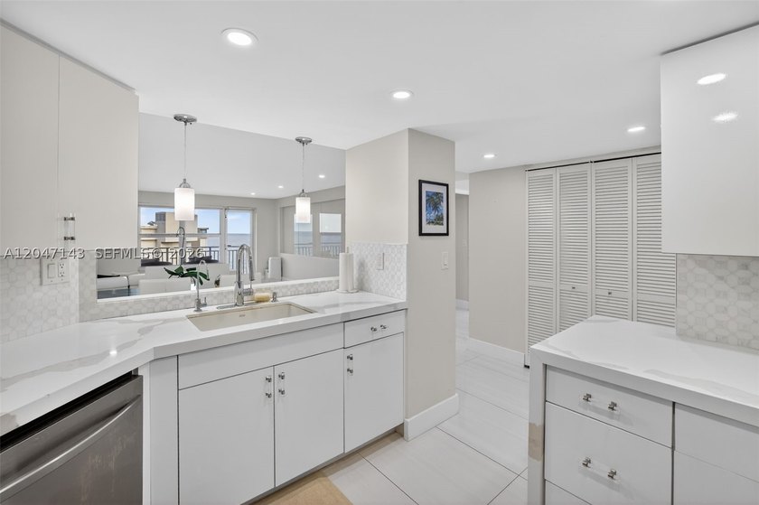 Mesmerizing views from this FULLY RENOVATED corner unit with - photo 21