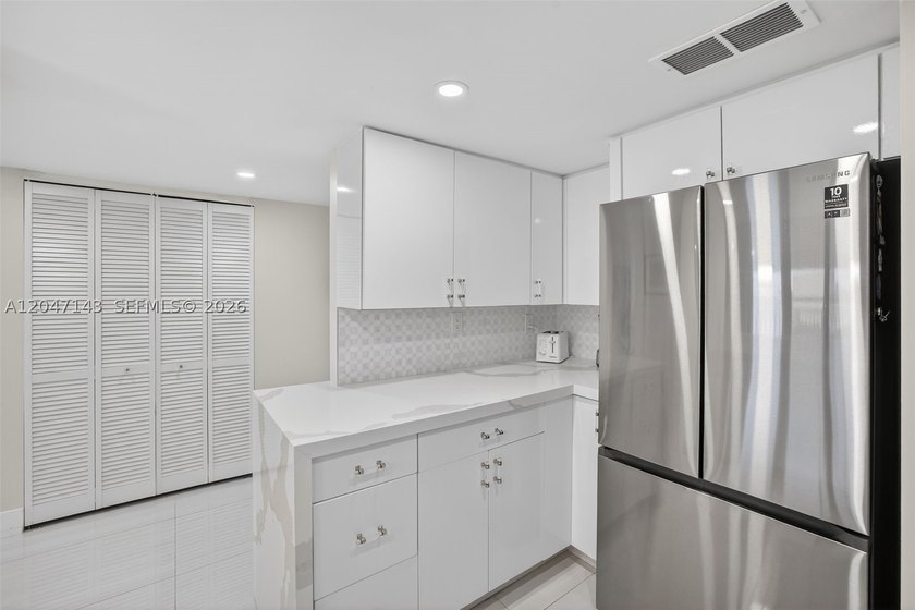 Mesmerizing views from this FULLY RENOVATED corner unit with - photo 22