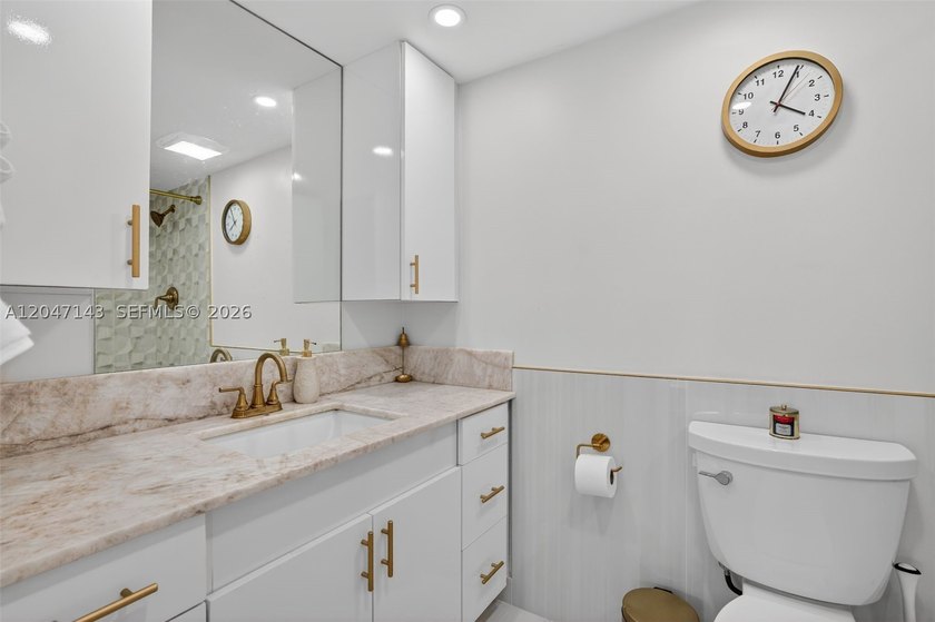 Mesmerizing views from this FULLY RENOVATED corner unit with - photo 35
