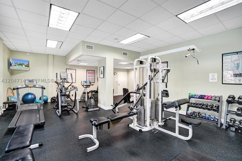 Mesmerizing views from this FULLY RENOVATED corner unit with - photo 41