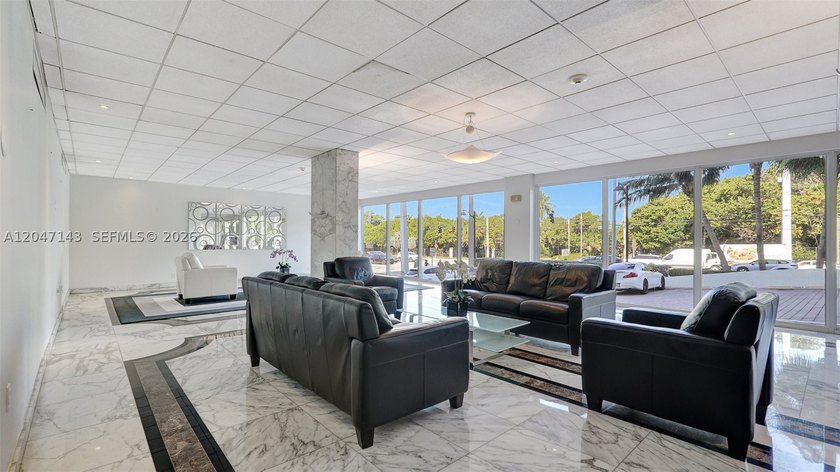 Mesmerizing views from this FULLY RENOVATED corner unit with - photo 44