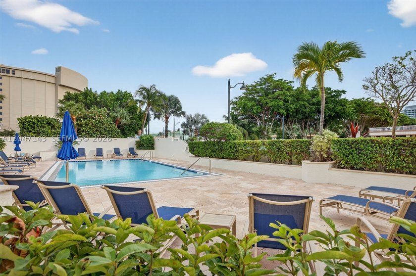 Mesmerizing views from this FULLY RENOVATED corner unit with - photo 45