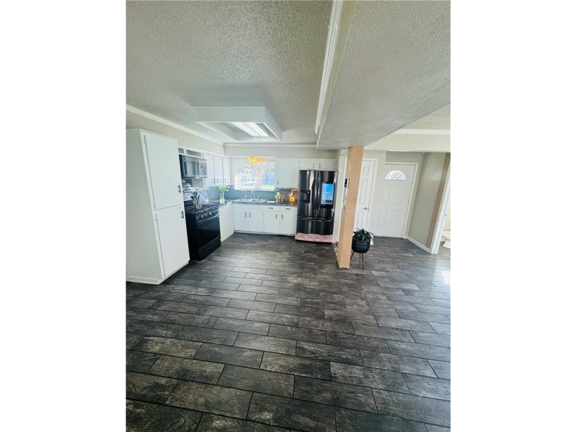 Charming 3 bedroom, 1.5 bath home on a desirable corner lot in - photo 4