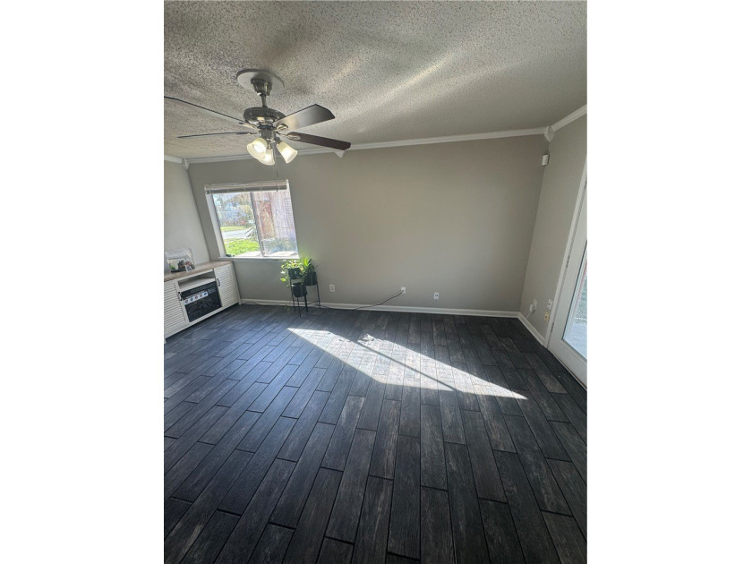 Charming 3 bedroom, 1.5 bath home on a desirable corner lot in - photo 5