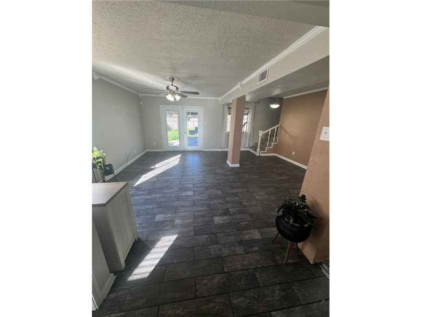 Charming 3 bedroom, 1.5 bath home on a desirable corner lot in - photo 6
