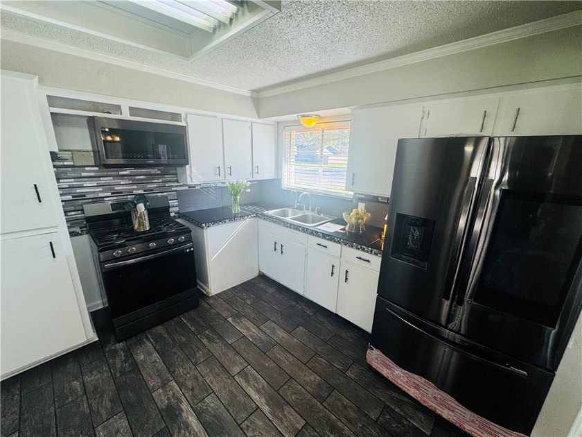 Charming 3 bedroom, 1.5 bath home on a desirable corner lot in - photo 7