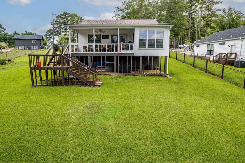 Welcome to 477 Avant Road, where classic Lake Sinclair cottage - photo 3