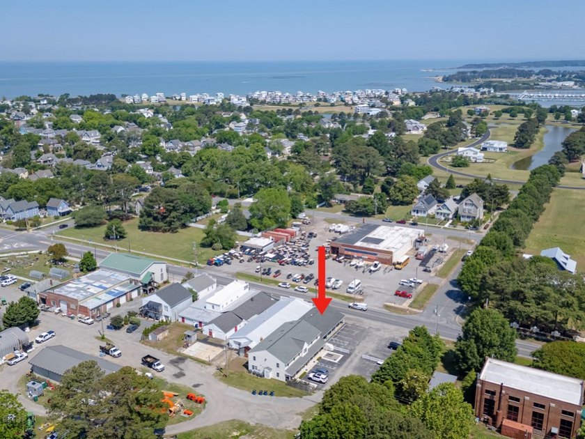 Commercial building at the entrance to Cape Charles. Great - photo 4