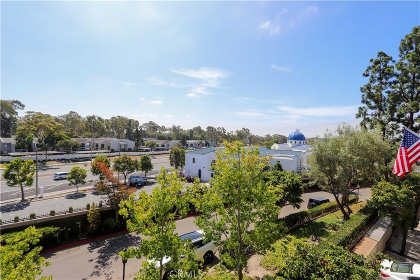Beautifully updated and move-in ready, this desirable mid-level - photo 15