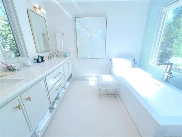 LAKE EUFAULA PARADISE AWAITS! This extraordinary custom - photo 58