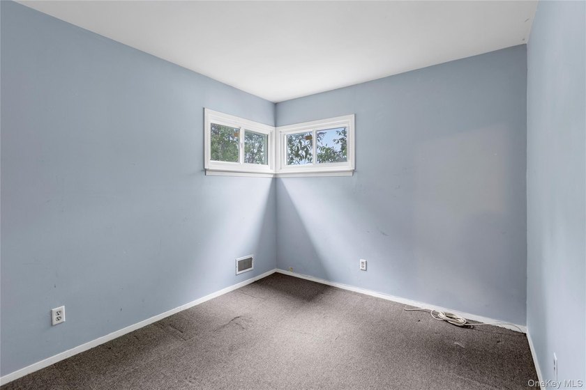 Welcome to this charming three-bedroom, one-bath home, perfectly - photo 12