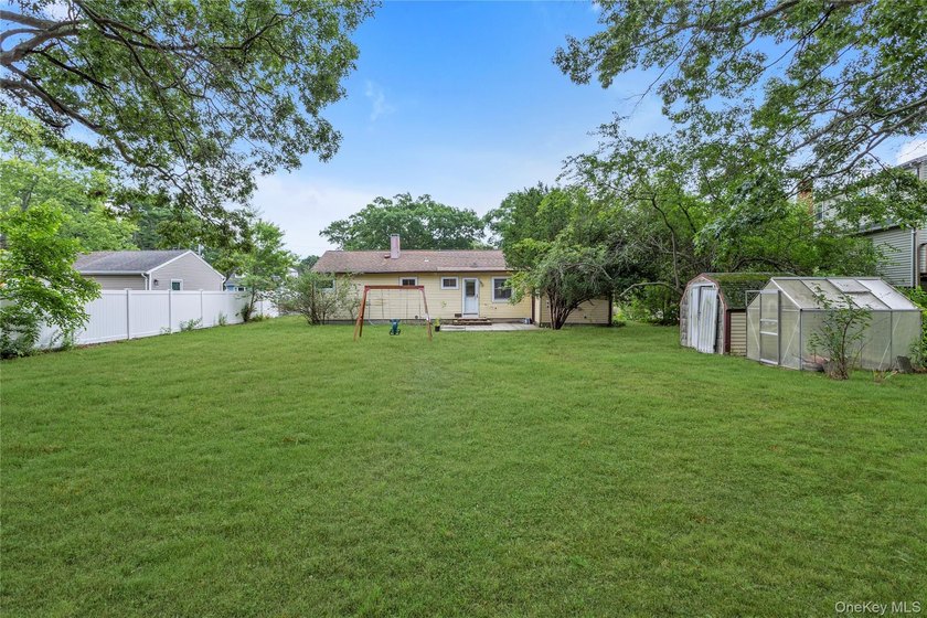 Welcome to this charming three-bedroom, one-bath home, perfectly - photo 17