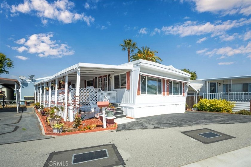 Welcome to this fabulous, updated, custom home! Almost - photo 3