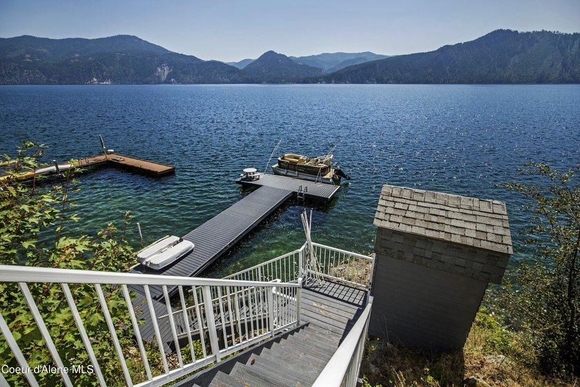 Location, Landscape &amp; Lake Life! Each summer only a few - photo 43