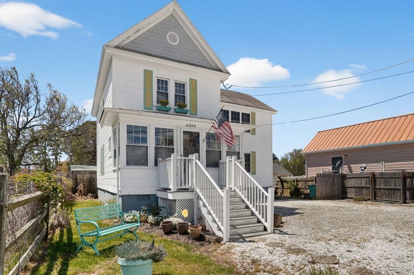 Welcome to classic Chincoteague charm on Church Street! This - photo 3