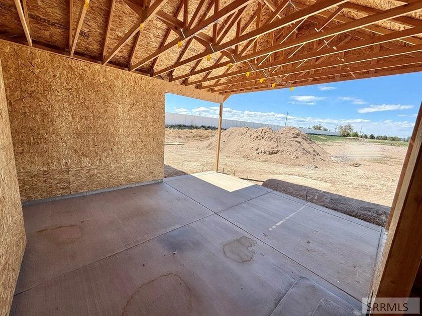 Beautiful spacious custom one-level home featuring 2,580 sq ft - photo 12