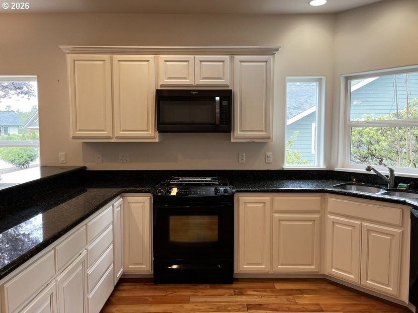 Welcome to this beautifully maintained 3-bedroom, 2.5-bath home - photo 15