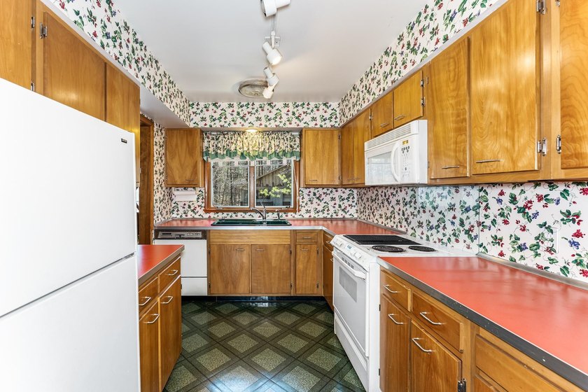 Ultimate privacy on 80 wooded acres with your own private - photo 18