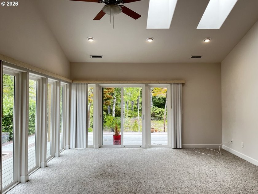 Welcome to this beautifully maintained 3-bedroom, 2.5-bath home - photo 19